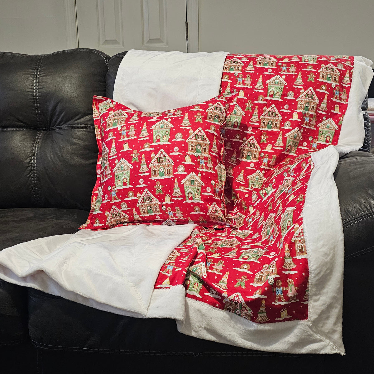 Gingerbread Village Throwblanket & Pillow Set