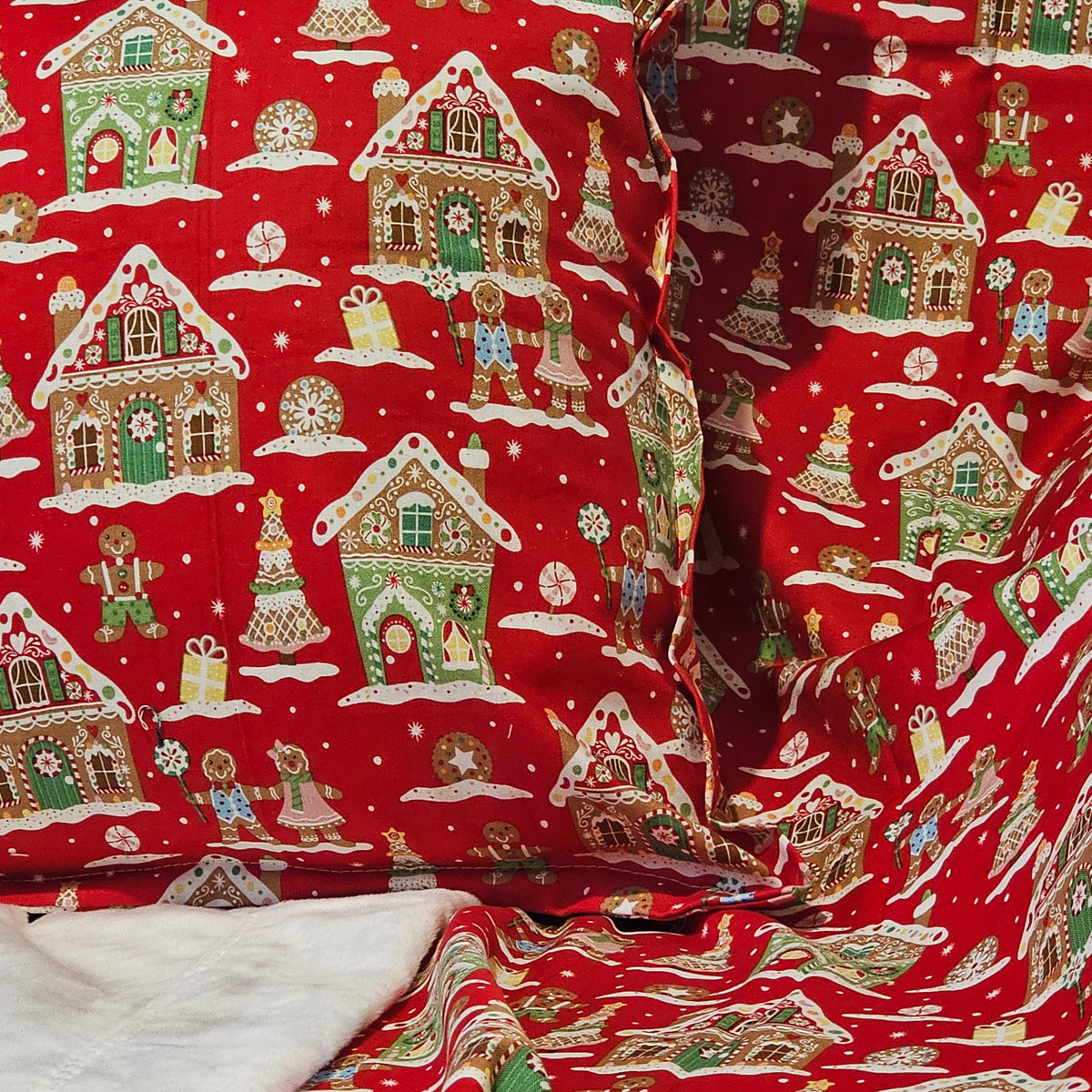 Gingerbread Village Throwblanket & Pillow Set